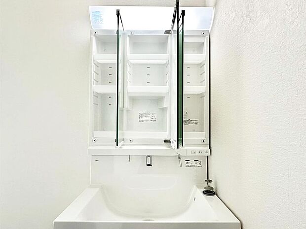 三面鏡の裏に、化粧品や衛生用品などを収納可能。洗面台をすっきりと保ちます!