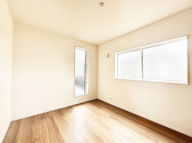 2面採光で気持ちよく自然光が取り入れられるのでお子様のお部屋にもピッタリ