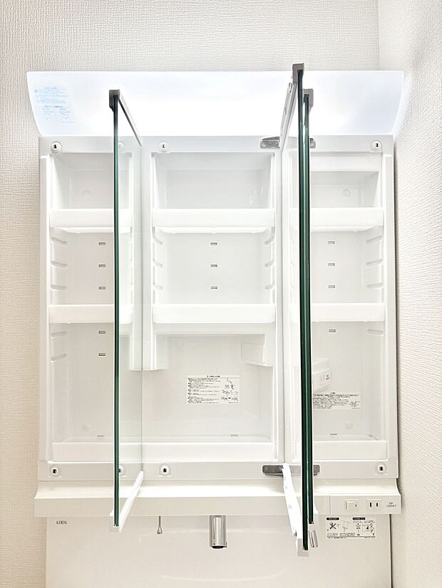 三面鏡の裏に、化粧品や衛生用品などを収納可能。洗面台をすっきりと保ちます！