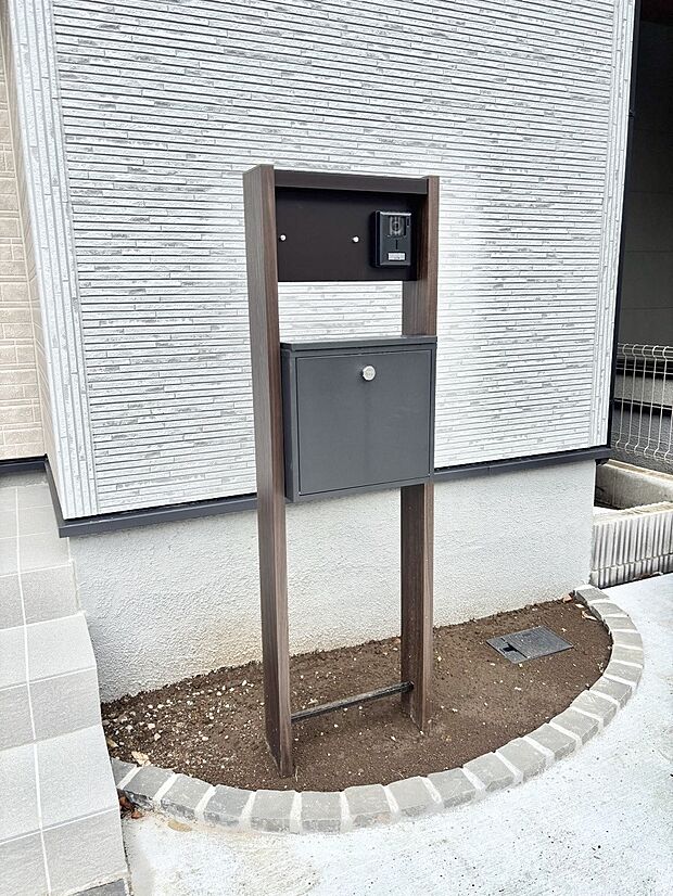 表札・インターホン・ポストをひとつに集約。エントランスになじむシンプルデザイン。