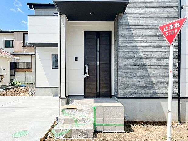 シンプルで落ち着いた雰囲気の玄関でご家族やお客様をお出迎え!