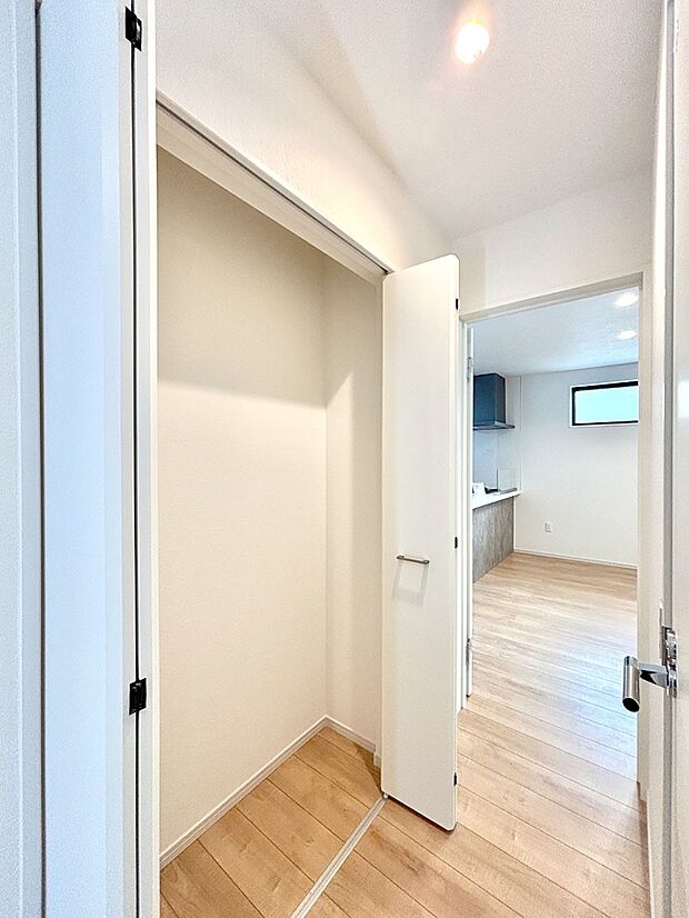 玄関ホール収納です。掃除道具やお出かけ用グッズの収納に便利です。