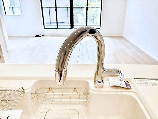 センサーに手をかざすだけで吐水／止水ができるタッチレス水栓。浄水器付き。