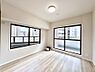 寝室：バルコニーに繋がるお部屋は開放感があります。