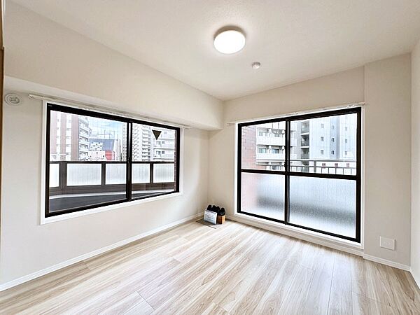 バルコニーに繋がるお部屋は開放感があります。