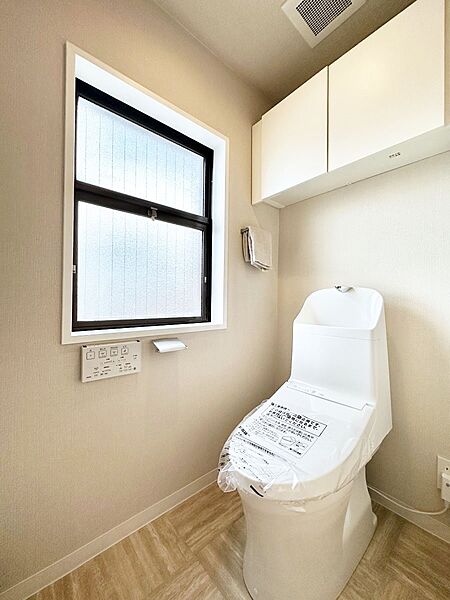 明るく清潔感のあるトイレです。