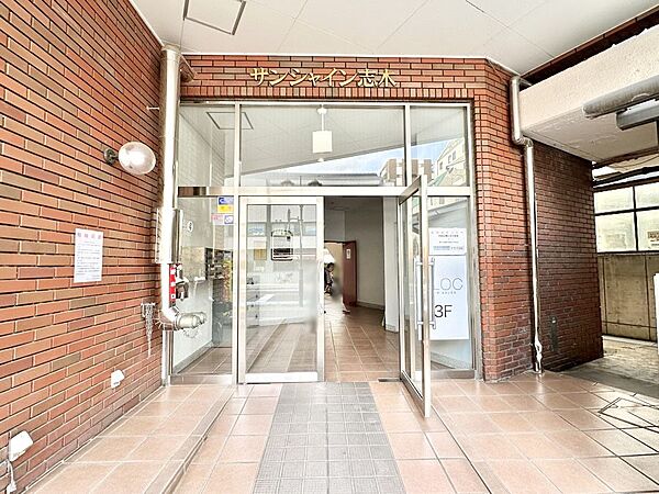 外観 綺麗なエントランスは、居住者を優しく迎えいれてくれます