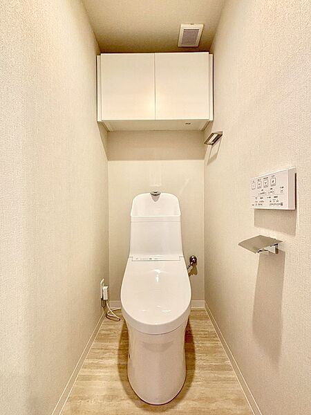 明るく清潔感のあるトイレです。