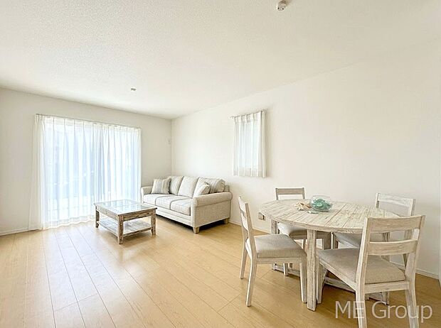 ご家族の賑やかな話し声で包まれる明るいリビング ※家具はCGです