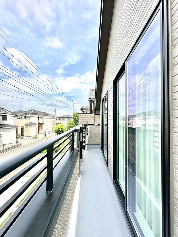 暖かな陽光が降り注ぐバルコニーはお洗濯におすすめ。爽やかな風も心地よいです。