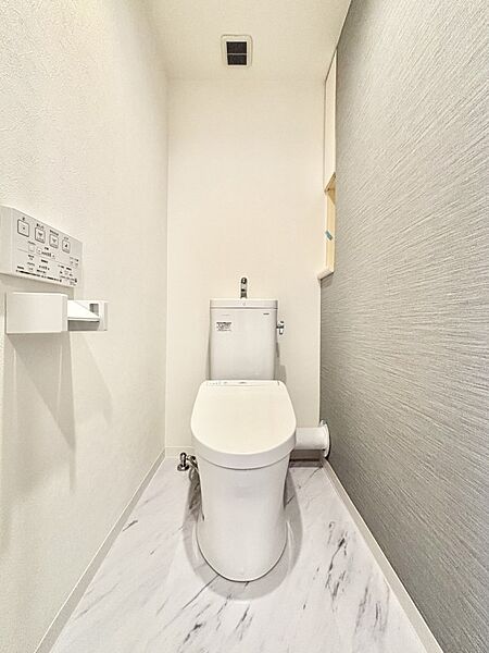 明るく清潔感のあるトイレです。