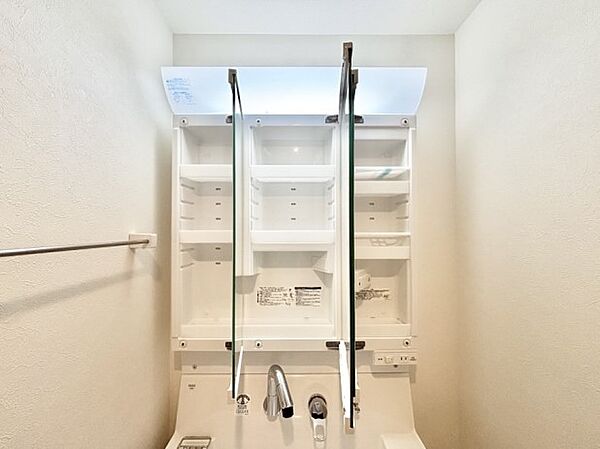 三面鏡の裏に、化粧品や衛生用品などを収納可能。洗面台をすっきりと保ちます！
