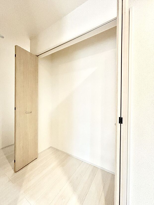 玄関ホール収納です。掃除道具やお出かけ用グッズの収納に便利です。