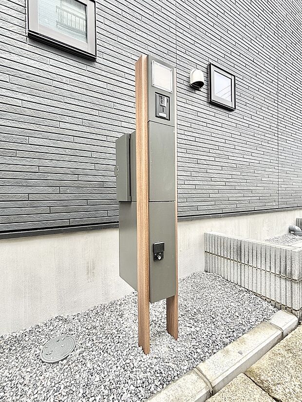 シンプルデザインのポスト。