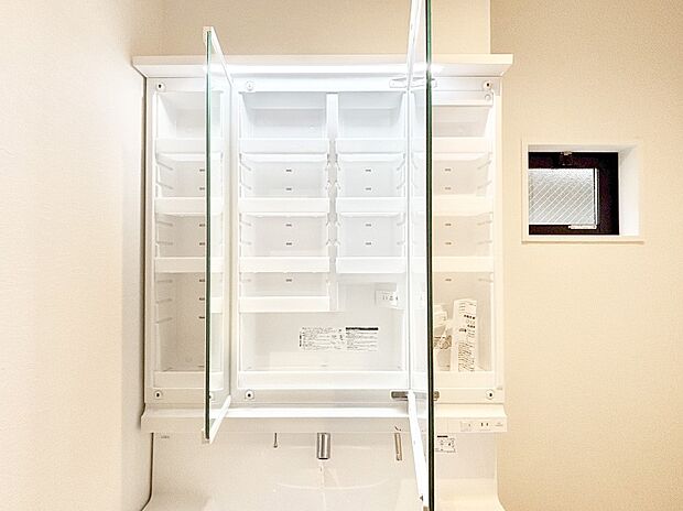 三面鏡の裏に、化粧品や衛生用品などを収納可能。洗面台をすっきりと保ちます!