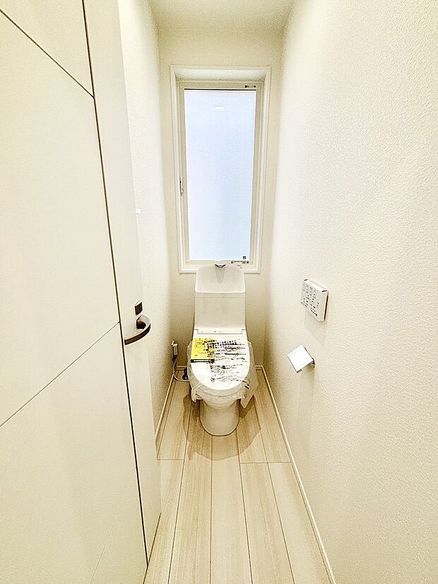 明るく清潔感のあるトイレです。