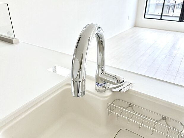 センサーに手をかざすだけで吐水/止水ができるタッチレス水栓。浄水器付き。
