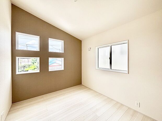 2面採光で気持ちよく自然光が取り入れられるのでお子様のお部屋にもピッタリ