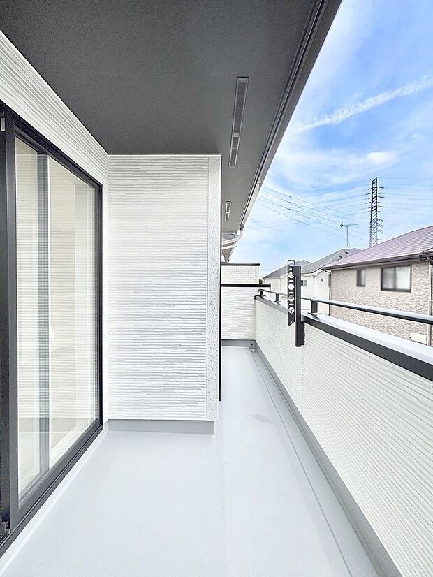 暖かな陽光が降り注ぐバルコニーはお洗濯におすすめ。爽やかな風も心地よいです。