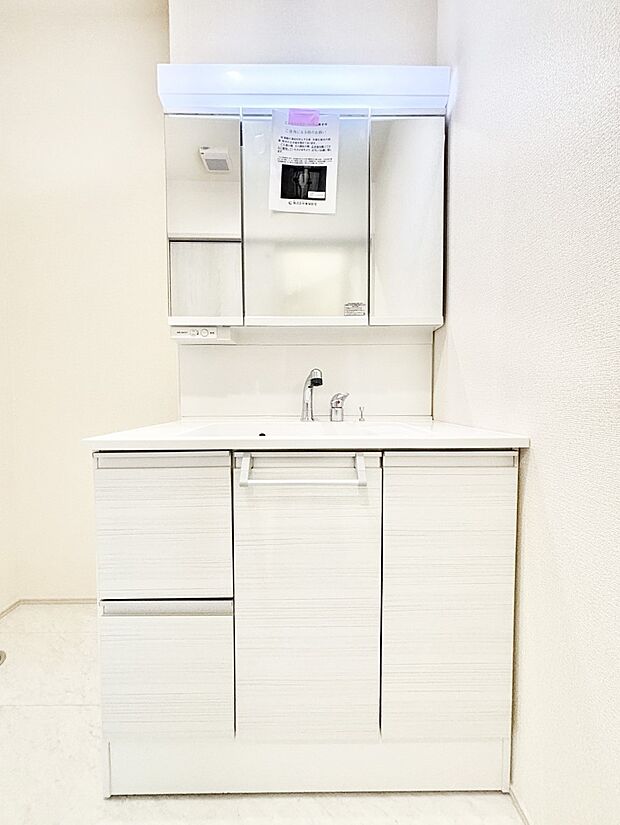収納力と機能性に優れた洗面化粧台