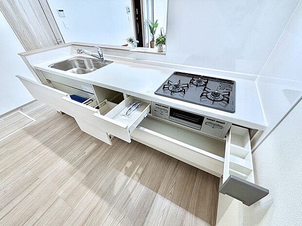 三面鏡の裏に、化粧品や衛生用品などを収納可能。洗面台をすっきりと保ちます！