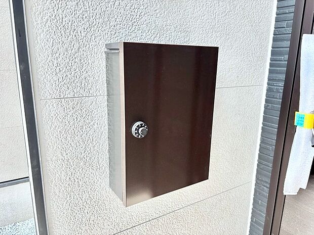 シンプルデザインのポスト。