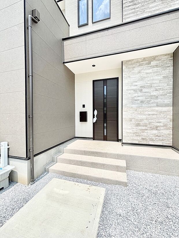 大切な家族、来客を出迎える玄関。