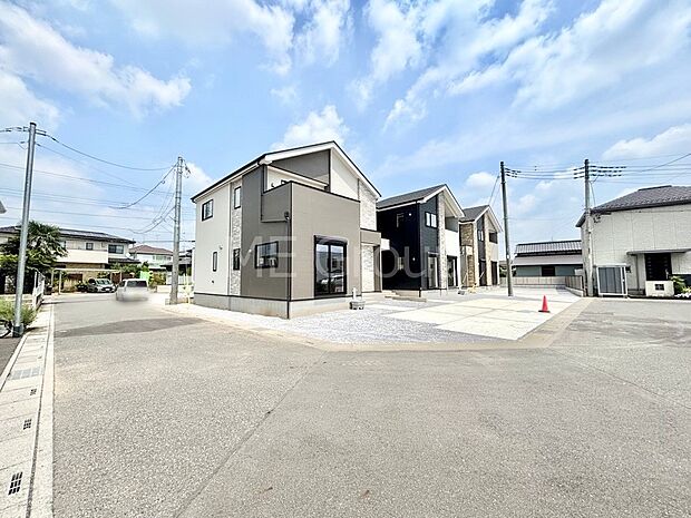 角地なので日当たりも良く、お家が堂々として見えます。