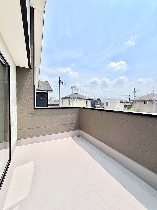 ゆったりバルコニーだから沢山お洗濯ものを干せます。