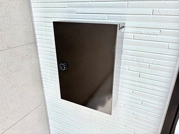 シンプルデザインのポスト。