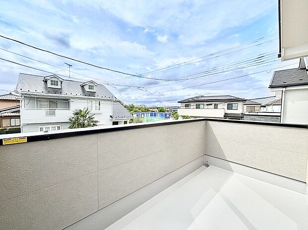 ゆったりバルコニーだから沢山お洗濯ものを干せます。