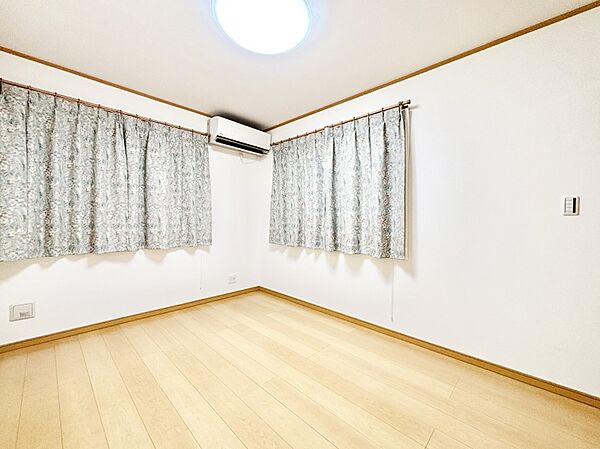 家族の笑顔が自然と生まれてくる、そんな雰囲気のダイニングに仕上がっています。