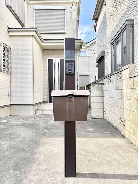 シンプルデザインのポスト。