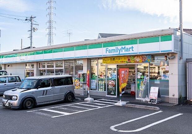 コンビニ 300m ファミリーマート 西伊興四丁目店