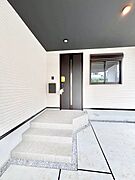 玄関前は雨が降っても濡れにくい屋根付き