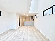 家族の笑顔が自然と生まれてくる、そんな雰囲気のダイニングに仕上がっています。