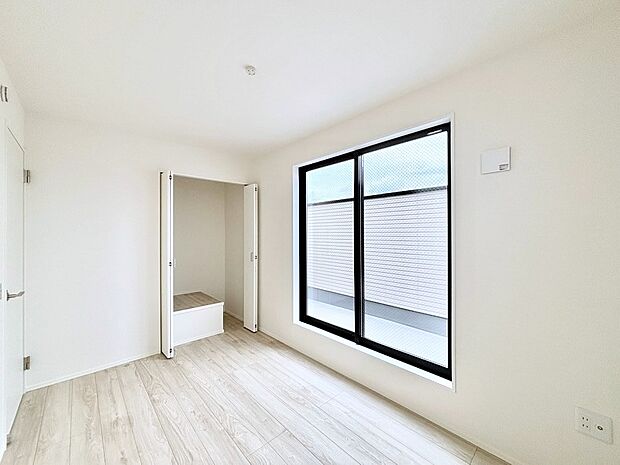 お子さまのお部屋としても!衣類の整理整頓に便利なクローゼット付きの洋室。