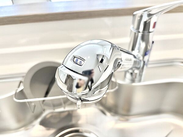 いつでも清潔なおいしいお水を。一つの水栓で水道水と浄水を使い分け。
