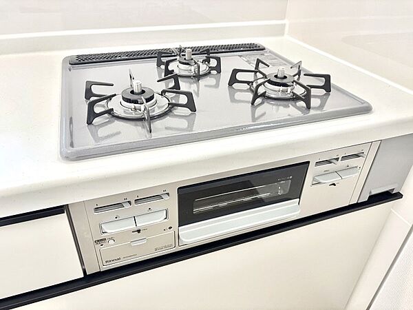 ガスコンロはＳｉセンサー搭載。火力調節や焦げ付き・消し忘れも防いでくれます。