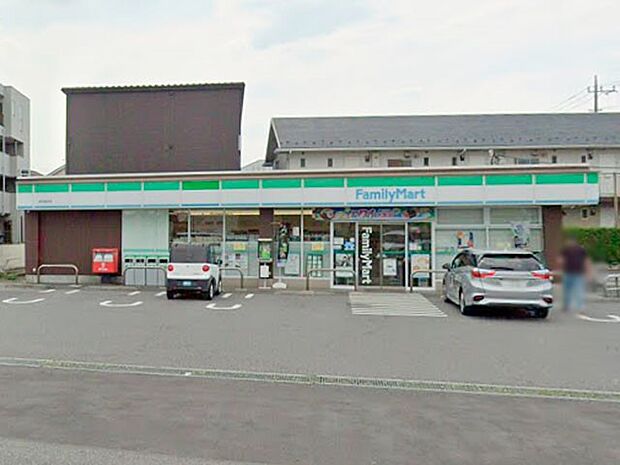 コンビニ 400m ファミリーマート草加稲荷店
