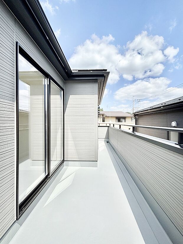 暖かな陽光が降り注ぐバルコニー。爽やかな風も心地よいです。