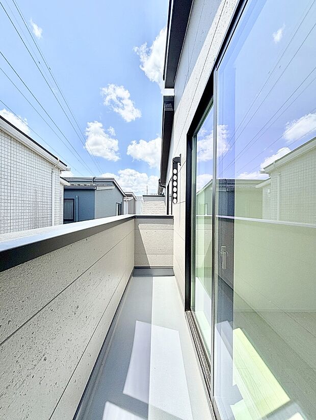 暖かな陽光が降り注ぐバルコニーはお洗濯におすすめ。爽やかな風も心地よいです。