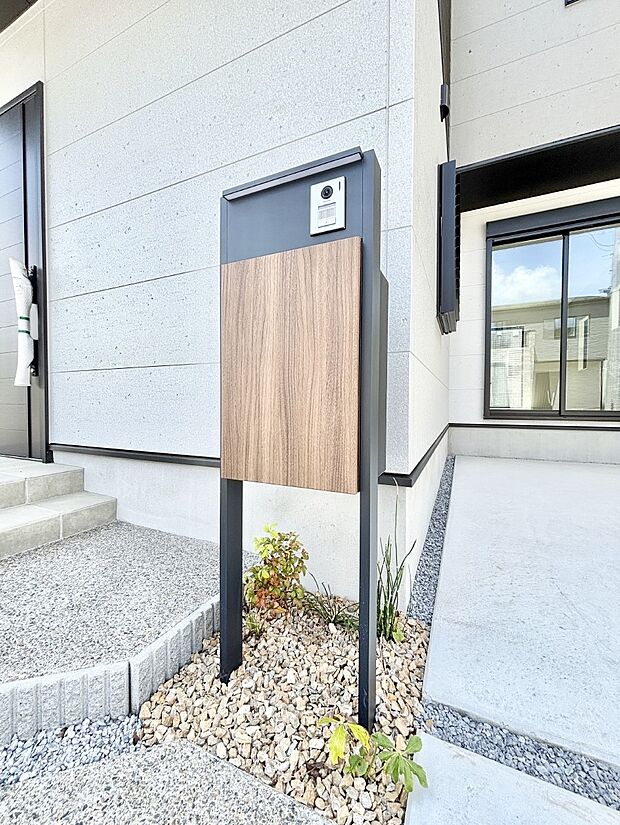 表札・インターホン・ポストをひとつに集約。エントランスになじむシンプルデザイン。