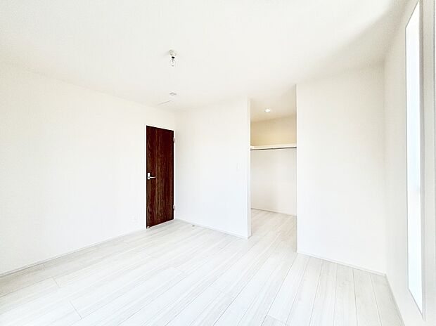 ウォークインクローゼットがあるお部屋!季節ごとの入れ替えも不要で便利です。