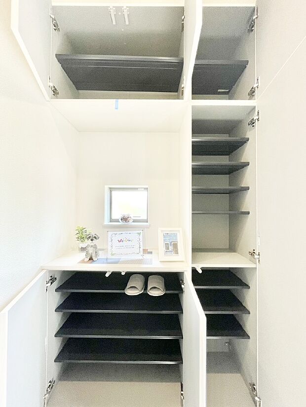 収納力ある下駄箱の活用で玄関廻りはいつでもスッキリ