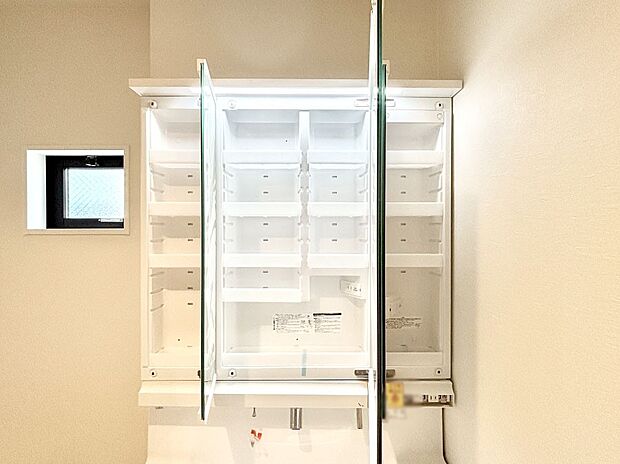 三面鏡の裏に、化粧品や衛生用品などを収納可能。洗面台をすっきりと保ちます！