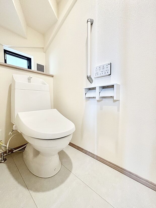 明るく清潔感のあるトイレです。