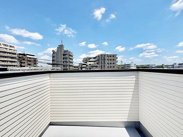 ゆったりバルコニーだから沢山お洗濯ものを干せます。