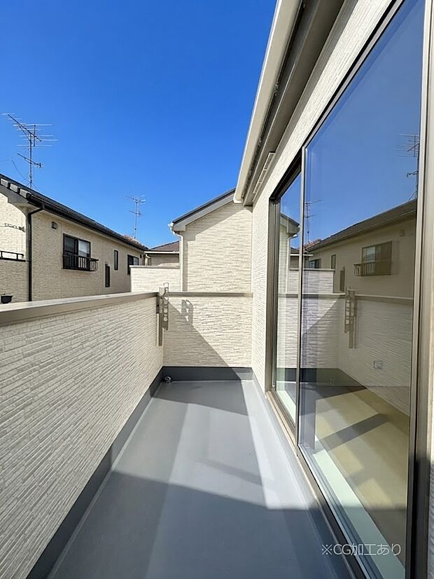 暖かな陽光が降り注ぐバルコニーはお洗濯におすすめ。爽やかな風も心地よいです。 