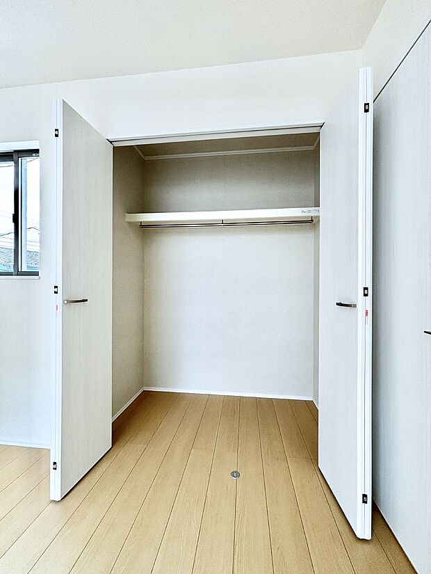 洋室のクローゼット。奥行きがあるので厚手の衣類もすっきり収まります。